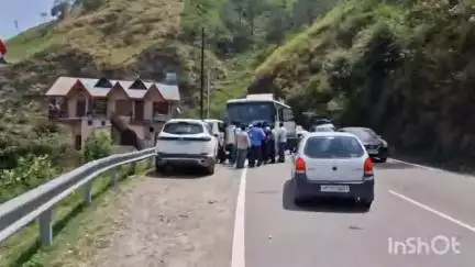 सोलन: NH-5 पर कैथलीघाट के पास HRTC बस और बोलेरो गाड़ी में हुई टक्कर, ओवरटेक को बताया जा रहा टक्कर का कारण, पुलिस कर रही जांच