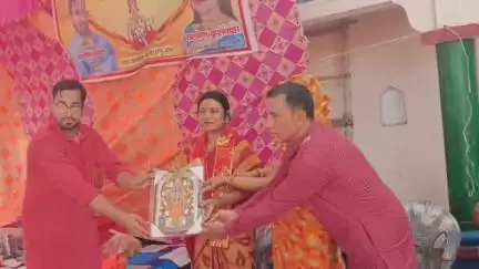 तिलहर: कबरा हुसैनपुर गांव के उदासीन मंदिर में सुंदरकांड और प्रसाद वितरण हुआ, कार्यक्रम में विधायक सलोना कुशवाह भी शामिल हुईं