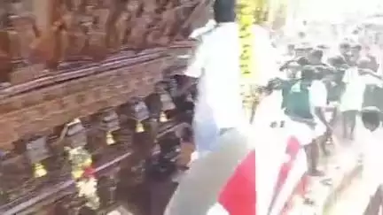 மேலூர்: மேலூர் திருவாதவூரில் தேரோட்டம்- ஆயிரக்கணக்கான பக்தர்கள் பங்கேற்பு
