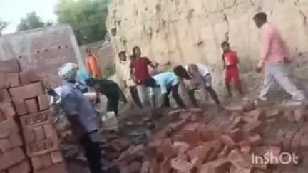 जलालपुर: गुवावा जमालपुर गांव में विपक्षियों द्वारा 5 फीट दीवार गिराने के बाद जमकर हुई मारपीट, 14 लोगों के खिलाफ मुकदमा