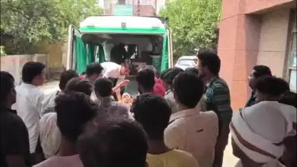 एटा: निधौली रोड पलिया चौराहा समीप सामने आ रहे वाहन को बचाने के कारण बाइक फिसली, बाइक सवार दो युवक हुए घायल