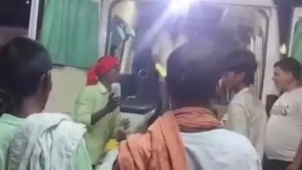 शेखपुरा: रामपुर के पास बारातियों से भरे ऑटो और मैजिक वाहन की टक्कर, 2 गंभीर रूप से घायल