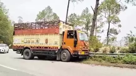 चम्पावत: चंपावत टनकपुर राष्ट्रीय राजमार्ग में धौन स्वाला के बीच गैस का वाहन अनियंत्रित होकर दुर्घटनाग्रस्त, बाल-बाल बचा हादसा