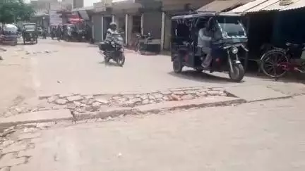 जलालपुर: जलालपुर नगर के मठिया मंदिर के पास टूटी पटिया बनी दुर्घटना का सबब #jansamasya