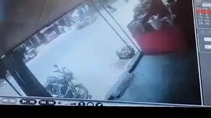 अमेठी: अमेठी में तेज रफ्तार बाइक की टक्कर से साइकिल सवार बुजुर्ग की मौत, घटना सीसीटीवी में कैद हुई