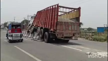 जलालाबाद: जलालाबाद में मां रेणुका फिलिंग स्टेशन पंप के सामने बजरी से भरा ट्रक डिवाइडर पर चढ़ा, चालक और हेल्पर बाल-बाल बचे