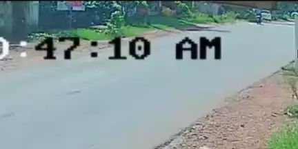 കുന്നത്തൂർ: ആഞ്ഞിലിമൂട് ജംഗ്ഷന് സമീപം ബൈക്ക് കാറിൽ ഇടിച്ച് അപകടം, സി.സി.ടി.വി ദൃശ്യം പുറത്ത്