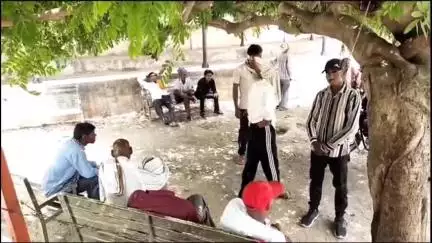 इटावा: लवेदी इलाके में अज्ञात कारणों से 17 वर्षीय किशोरी ने फांसी लगाकर आत्महत्या की, पुलिस ने पोस्टमार्टम कर जांच शुरू की