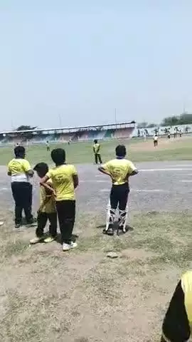 आज सन राइस क्रिकेट सोसायटी मुंगेली के टीम a व टीम b के बीच अभ्यास मैच खेला गया जितने के बाद उत्साह मनाते हुए खिलाड़ी।