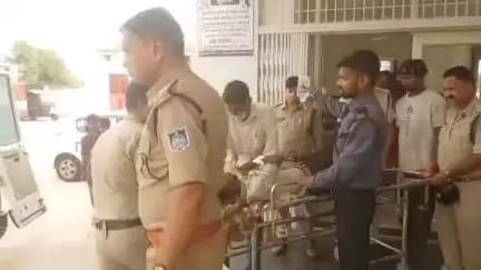 नरसिंहपुर: गाडरवारा से लौटते समय घायल युवक को SP ने पहुंचाया अस्पताल, वीडियो वायरल