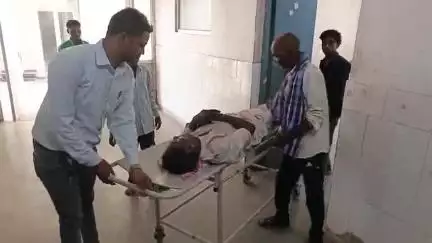 डूंगरपुर: ज़िले के बटीकडा मोड गांव में रविवार सुबह बस से गिरने से 3 लोग घायल, घायलों में एक युवती भी शामिल