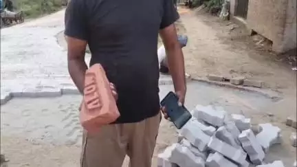 नवाबगंज: शरीफाबाद गांव में इंटरलॉकिंग सड़क के कार्य को ग्रामीणों ने बताया मानक विहीन, जताई नाराजगी #jansamasya