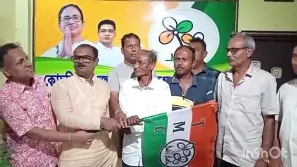 কোচবিহার ১: নিউ টাউন মোর সংলগ্ন TMC জেলা কার্যালয় অভিজিৎ দে ভৌমিকের হাত ধরে BJP ছেড়ে তৃণমূলদের যোগ দিল বিজেপি নেতৃত্ব