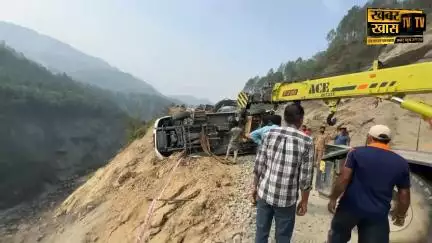 जाको राखे साइयां मार सके ना कोय । जोगिंदर नगर की टैंपो ट्रैवलर पर गिरा बड़ा पत्थर 🪨 सड़क पर पलटी बड़ा हादसा होने से ट्ला #brekingnews @khabarkhastv