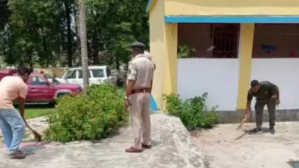 कोचाधामन: बिशनपुर थाना परिसर में साप्ताहिक फटीक साफ सफाई कार्यक्रम का हुआ आयोजन