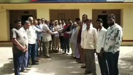 प्रतापगढ़: श्री जैन संघ ने जैन मुनि की हत्या को लेकर बारावरदा में पुलिस चौकी इंचार्ज को CM के नाम ज्ञापन सौंपा