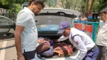 रुद्रप्रयाग: गुप्तकाशी पुलिस ने चेकिंग के दौरान एक व्यक्ति के कब्जे से 10 किलो चिकन और दूसरे से 5 बीयर की बोतलें की बरामद