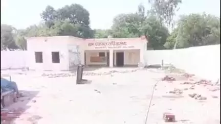 लालगंज: खीरो विकास खंड में ग्राम पंचायत सचिवालय में फैली है गंदगी, वीडियो सोशल मीडिया पर हो रहा है वायरल