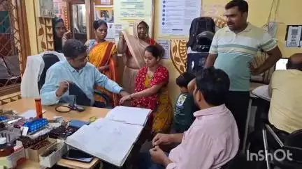 कन्नौज: मकरंद नगर कुतलूपुर पीएचसी पर तैनात फार्मासिस्ट ने महिलाओं से कहा, 2 से 4 बजे तक न बनाएं खाने-पीने की सामग्री
