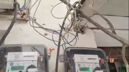 बिलारी: नगर में लगाए जा रहे बिजली के स्मार्ट मीटर के केबलों को पोल पर नहीं बांधने पर ग्रामीणों में दिखी नाराजगी
