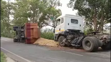 महाराजगंज: बरवा खुर्द गांव के पास अनियंत्रित होकर पलटा ट्रेलर, कोई हताहत नहीं