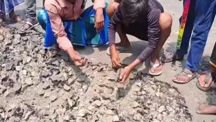 ভগবানগোলা ১: সুবর্ণমৃগী পূর্ব নহরপাড়ায় 1 মাসের মধ্যেই ভেঙে গেল রাস্তা, স্থানীয়দের বিক্ষোভ #jansamasya