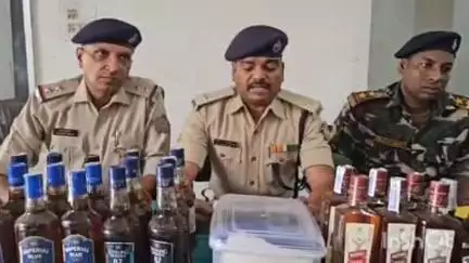 हंटरगंज: हंटरगंज पुलिस ने किया अवैध नकली अंग्रेजी शराब फैक्ट्री का किया उद्वेदन, भारी मात्रा में शराब सहित तस्कर गिरफ्तार