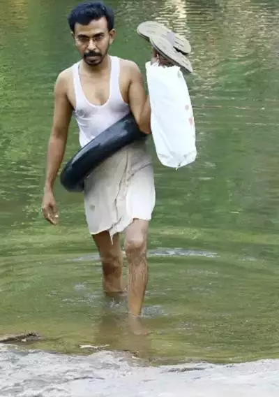 कहानी ऐसी जो पेश कर रही है अद्भुत मिसाल, 30 सालों से नदी पार कर बच्चों को पढ़ाने जा रहा है केरल का यह शिक्षक