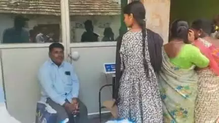 పటాన్​​చెరు: జిన్నారం మండల కేంద్రంలో రేషన్ దుకాణాల వద్ద మూడు నెలల బియ్యం పంపిణీ