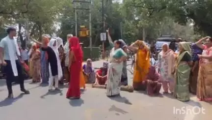 उरई: उरई निवासी युवक का संदिग्ध हालत में मिला शव, आक्रोशित प्रजाजन ने डीएम के एसपी आवास पर लगाया जाम और किया हंगामा