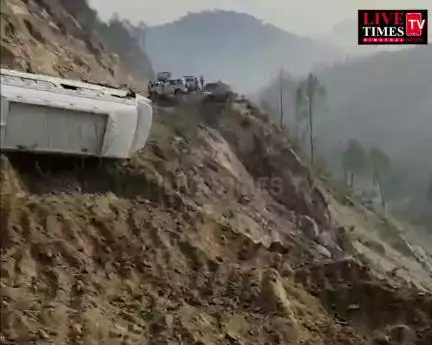 धर्मपुर-मंडी में अचानक लहासा गिरने से ट्रैवलर आई चपेट में, 11 जिंदगियां बाल-बाल बचीं