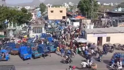 अजमेर: अजमेर रामगंज स्थित मंडी में किसानों ने किया प्रदर्शन, टेंपो चालक और किस के बीच हुआ झगड़ा, जताई नाराजगी