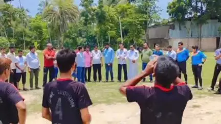 ভাঙড় ১: বোদরা নোয়াপাড়া ইয়ং স্টার ক্লাব ও মিলন মিত্র ক্লাবের পরিচালনায় একদিনের ৪০ উর্ধ্ব বয়সী আট দলিও ফুটবল টুর্নামেন্ট
