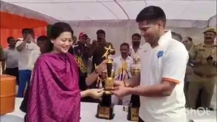 शहर के मोतीलाल नेहरू स्टेडियम में मैत्री क्रिकेट मैच का आयोजन, एसपी सहित अन्य पुलिस अधिकारियों ने खेला मैच