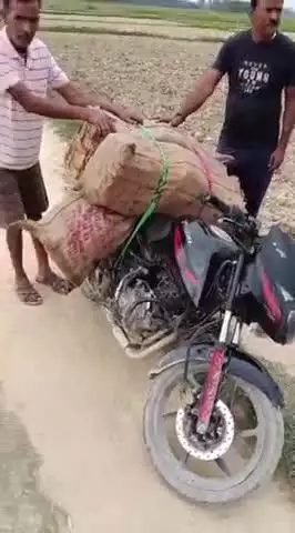 पुपरी: सुरसंड के लोहापुल के पास मध निषेध थाना पुपरी पुलिस ने एक बाइक से 450 बोतल नेपाली शराब बरामद की