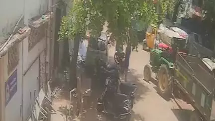 बागलाण: सटाणा शहरात दुचाकी चोरीचे सत्र सुरुच... भर दिवसा दुचाकी चोरी, चोरटा cctv कॅमेऱ्यात कैद