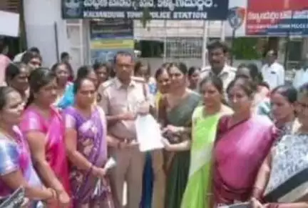 కళ్యాణదుర్గం: అమరావతి మహిళల గురించి అనుచిత వ్యాఖ్యలు చేసిన వారిపై వెంటనే చర్యలు తీసుకోవాలని కళ్యాణ దుర్గం లో తెలుగు మహిళలు ఆందోళన