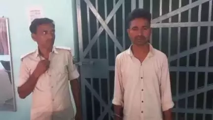 पुपरी: झझिहट में नशापान कर मारपीट करने के मामले में परिवार के सदस्यों ने एक व्यक्ति को पकड़कर पुलिस के हवाले किया