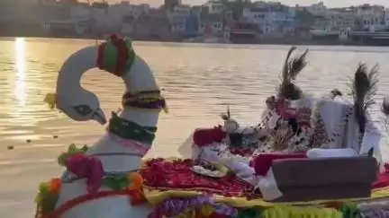 पुष्कर: निर्जला एकादशी के अवसर पर पवित्र पुष्कर सरोवर में ठाकुर श्री राधे जी का नौका विहार मनोरथ आयोजित हुआ