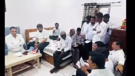 જાંબુઘોડા: જાંબુઘોડા ભાજપા કાર્યાલય ખાતે જિલ્લા પ્રમુખ મયંકકુમાર દેસાઈની દેસાઈ ઉપસ્થિતિમાં આગામી કાર્યક્રમને લઈને બેઠક યોજાઈ