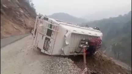धर्मपुर: धर्मपुर-कोटली एनएच 03 के पाडछु ढांक से टैंपो ट्रैवलर पर गिरे पत्थर, टैंपो ट्रैवलर पलटी