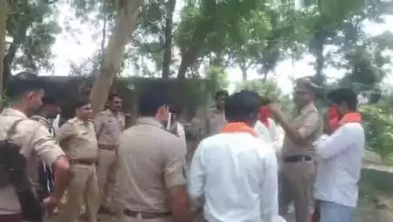 लहरपुर: शारदा नहर रेगुलेटर पुल के निकट बने स्लॉटर हाउस के पास पशुओं के अवशेष मिलने पर बजरंग दल के कार्यकर्ताओं में भारी रोष