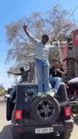 सोशल मीडिया पर थार पर चढ़कर तीन युवकों के स्टंट का वीडियो वायरल, सेक्टर 8 का बताया जा रहा वीडियो