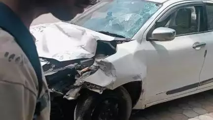 बालाघाट: भरवेली-आंवलाझरी के बीच कार की टक्कर से मोटरसाइकिल के उड़े परखच्चे, दो युवक घायल, एक गंभीर