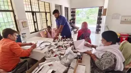 चकरनगर: पीएचसी हनुमन्तपुरा में आरोग्य मेला में बिना चादर बेड पर लगी बोतल, गर्मी में हाथ के पंखे का सहारा