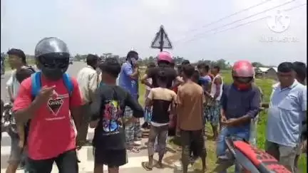 নগাঁও: নগাঁও, ধিং গড়কাপ্তানী পথৰ খলিহামাৰীত ভয়ংকৰ পথ দুৰ্ঘটনা, গুৰুতৰভাৱে আঘাতপ্ৰাপ্ত এজন চাইকেল আৰোহীক চিকিৎসালয়লৈ প্রেৰণ