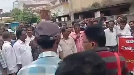 శ్రీకాకుళం: మ్యాన్యువల్ కౌన్సెలింగ్ ద్వారా మాత్రమే బదిలీలు చేపట్టాలంటూ శ్రీకాకుళం డీఈవో ఆఫీస్ వద్ద ఉపాధ్యాయులు ధర్నా