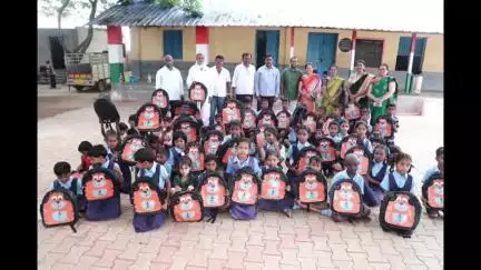 ಹುಬ್ಬಳ್ಳಿ ನಗರ: ನಗರದಲ್ಲಿ ವೆಸ್ಟ್ ಬ್ಯಾನರ್‌ಗಳಿಂದ ಸ್ಕೂಲ್ ಬ್ಯಾಗ್ ತಯಾರಿಸಿ 2 ಶಾಲೆಗಳಿಗೆ ಹಂಚಿದ ಪುಟಾಣಿ