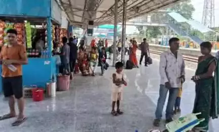 ठाकुरगंज: ठाकुरगंज रेलवे स्टेशन पर जिला विधिक सेवा प्राधिकार ने विभिन्न मामलों को लेकर किया जागरूक