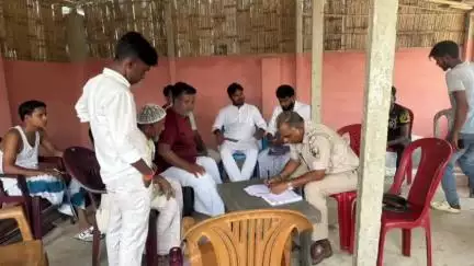 कोचाधामन: डहुआबारी वार्ड-13 में सामाजिक बैठक में दो पक्षों के बीच आपसी विवाद का हुआ निपटारा